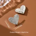 Primo piano dettagliato di orecchini a lobo a cuore in strass con dimensioni precise. - Argento Cuore Stile (80145901)
