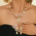 Set di gioielli da sposa con collana e orecchini in strass color champagne dorato elegante. - Stile Ambra e Strass (MS532-2)