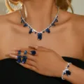Stupendo set di gioielli da sposa collana orecchini bracciale anello in zircone blu. - Set da 4 pezzi / Blu Scuro Argento