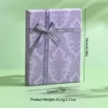 Vista dettagliata della confezione regalo viola con motivo damascato e fiocco chic. - Stile Scatola Regalo Viola (MS533-3) / 16cm x 12cm