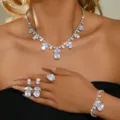 Primo piano del set di collana e orecchini in zircone cubico scintillante da sposa. - Set da 4 pezzi / Argento