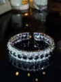 Nahaufnahme Detail des vintage offenen Armbands mit glitzernden Strasssteinen und Steinen. - Innendurchmesser 5.4cm Breite 0.6cm / Silberschwarz