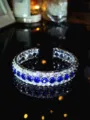 Vintage Hofstil Strass offener Armreif Detailansicht, funkelnder blauer und weißer Kristall. - Innendurchmesser 5.4cm Breite 0.6cm / Silber Königsblau