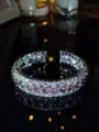Detailansicht des vintage Kristall offener Armreif, glitzernde Strass drei Reihen Design. - Innendurchmesser 5.4cm Breite 0.6cm / Silber Violett