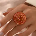 Vista dettagliata di uno splendido anello con strass rossi, design geometrico scintillante. - Stile Grande Disco Rotondo (MS257-3) / Rosso