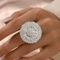 Vista dettagliata di un grande anello cocktail geometrico in strass, design cristallo lucido donna. - Stile Grande Disco Rotondo (MS257-1) / Argento