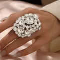Primo piano dettagliato di un anello statement di lusso in strass geometrico per donne. - Stile Intarsiato Intenso (MS264)