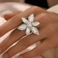 Primo piano dettagliato dell'anello con strass a fiore brillante, fascino di cristallo. - Stile Fiore Strass Bianco (MS265)