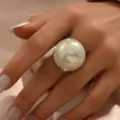 Vista dettagliata di un anello di perle grandi in stile europeo decorato con strass scintillanti. - Stile Perla Artificiale (MS271)