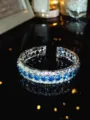 Retro Strass offener Armreif mit glänzenden blauen und klaren Kristallen für Damen. - Innendurchmesser 5.4cm Breite 0.6cm / Silber & Hellblau