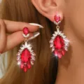 Vue rapprochée détaillée mettant en valeur de superbes boucles d'oreilles en cristal rouge. - Rose Rouge (MS374-2)