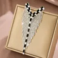 Elegante spilla con nappe di cristallo da donna strass neri e trasparenti gioielli per colletto - Stile Nappina a V con Strass Bianchi e Neri (MS360-2)