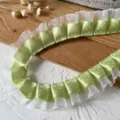 Vista detallada de cinta de hilo de lunares verdes y ribete de encaje para manualidades y puños - Verde fruta con puntos blancos