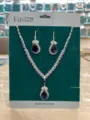 Primo piano dettagliato di un elegante set di gioielli con collana e orecchini zirconi. - Argento Blu (HB047-4)