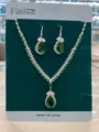 Vista dettagliata del set di collana e orecchini in zircone verde a pera, gioielli scintillanti. - Argento Verde (HB047-5)