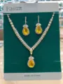Vista dettagliata ravvicinata di collana e orecchini in zircone giallo a forma di pera. - Argento Giallo (HB047-7)