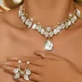 Elegante set di gioielli collana e orecchini con foglie di cristallo color oro. - Set 2 Pezzi Oro Bianco