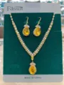 Primo piano dettagliato del set di gioielli con collana e orecchini in zircone. - Oro Giallo (HB047-11)