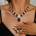 Set di collana orecchini foglia pietra blu goccia, primo piano dettaglio elegante. - Set 2 Pezzi Oro Blu Scuro