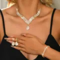 Set di gioielli da quattro pezzi collana orecchini bracciale con strass brillanti. - Set di 3 pezzi / Oro