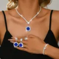 Εντυπωσιακό μπλε σετ κοσμημάτων με λαμπερό κολιέ σκουλαρίκια δαχτυλίδι και βραχιόλι - Μπλε σετ 4 τεμαχίων