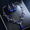 Elegantes blaues Strass-Blumen Halskette und Ohrringe Set, ideal für Braut und Abendkleid. - d613 Blau