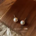 Vista detallada de pendientes de perla de 10mm con aguja de plata, elegantes y versatiles. - 10mm / Blanco