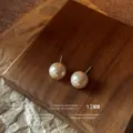 Primer plano detallado de pendientes de perlas redondas de 12 mm para uso diario y elegante uso. - 12mm / Blanco