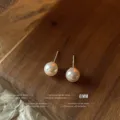 Elegantes pendientes de perlas de 8mm con agujas de plata 925, joyería minimalista versátil. - 8mm / Blanco