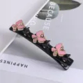 Close-up detail van de zwarte eendebek haarklem versierd met mooie roze vlinders. - #8 Dubbellagige strass eendenbekclips voor vlechtwerk