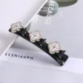 Detailopname van de dubbele strass klaverblad haarspeld met een eten elegant bloemenontwerp. - 16# Dubbellaagse gevlochten strass-eendenbekspelden