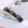 Gedetailleerd overzicht van de zwarte meerlagige haarspeld met schattige bloemmotieven. - 18# Dubbellaagse gevlochten strass-eendenbekspelden