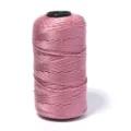 Close-up van roze ijszijde garenspoel, gladde textuur voor handgemaakte haakprojecten. - 120 Yards/Rol (1.5mm) / Oudroze