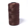 Gedetailleerde close-up van een donkerbruine ijszijdegarenspoel voor haken en handwerk projecten. - 120 Yards/Rol (1.5mm) / koffiekleur