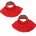Gros plan sur les boucles d'oreilles à franges en bois, détail de bijoux en fil de coton rouge. - 2 Pièces/Paquet / Rouge