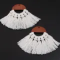Gros plan détaillé de boucles d'oreilles bohèmes en bois et coton faites à la main. - 2 Pièces/Paquet / Blanc