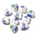 Vue détaillée de perles en céramique en forme de cœur avec motif floral pour bijoux DIY. - Forme de Cœur Pivoine Bleu Clair