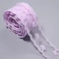 Detailaufnahme von helllila Spitzenband Borte mit Blumenstickerei fur Handarbeit Nahen. - 4cm Breite/5 Yards pro Packung / Lila