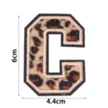 Vista detallada del parche bordado con letra C de estampado de leopardo y medidas. - Letra C / Juego de 3