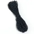 Vue détaillée de la cordelette tressée en polyester noir avec des touches bleues pour loisirs. - Diamètre environ 2mm / Camouflage Noir et Bleu