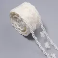 Nahaufnahme von weißem besticktem Tüll Spitzenband Detail für das Basteln und Nähen. - 4cm Breite/5 Yards pro Packung / Beige
