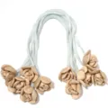 Close-up van satijnen roos lint details, ideaal voor handgemaakte DIY haaraccessoires of tassen. - 40cm Lint Bloem BD 3cm / Bruin