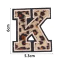 Vue détaillée du patch brodé lettre K imprimé léopard, idéal pour vêtements et accessoires. - Lettre K