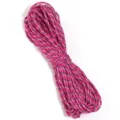 Gros plan sur les détails de la corde tissée en polyester moucheté rose et bleu, cordon DIY - Diamètre environ 2mm / Camouflage Rose Rouge