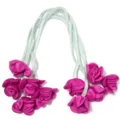 Detailopname van roze stoffen rozenbloemen bevestigd aan lichtblauwe lintkoorden. - 40cm Lint Bloem BD 3cm / Rozerood