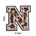 Vue détaillée du patch brodé lettre N avec motif léopard, idéal pour vêtements et accessoires DIY. - Lettre N