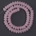 Primer plano de cuentas de abaco de vidrio rosa claro, ideal para accesorios de joyería DIY. - Rosa Claro