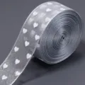 Nastro in organza trasparente argento con stampa di cuori bianchi per decorazioni. - grigio-argento