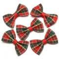 Detailweergave van rood-groene geruite stoffen strikken, perfect voor kerstdecoratie en knutselwerk. - 10 Stuks Verpakking / Gouden Rand Rood Groen Geel Ruit