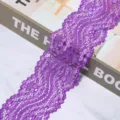Nahaufnahme von lila Polyester-Spitzenbesatz, Band für DIY-Handwerk und Nähzubehör. - 2 Yards / Dunkellila